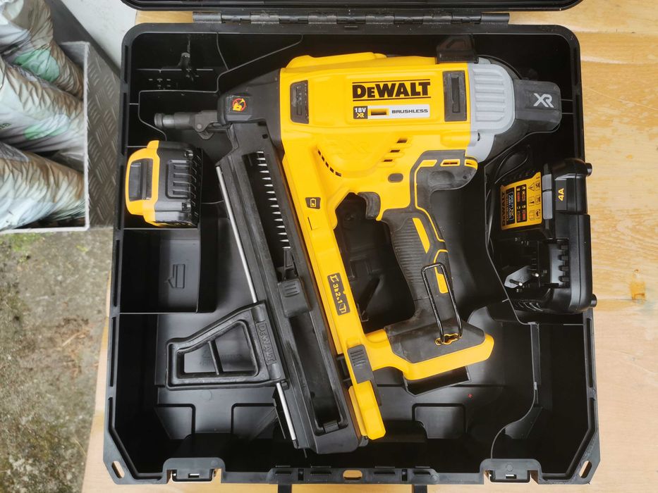 Gwoździarka DeWALT DCN890N