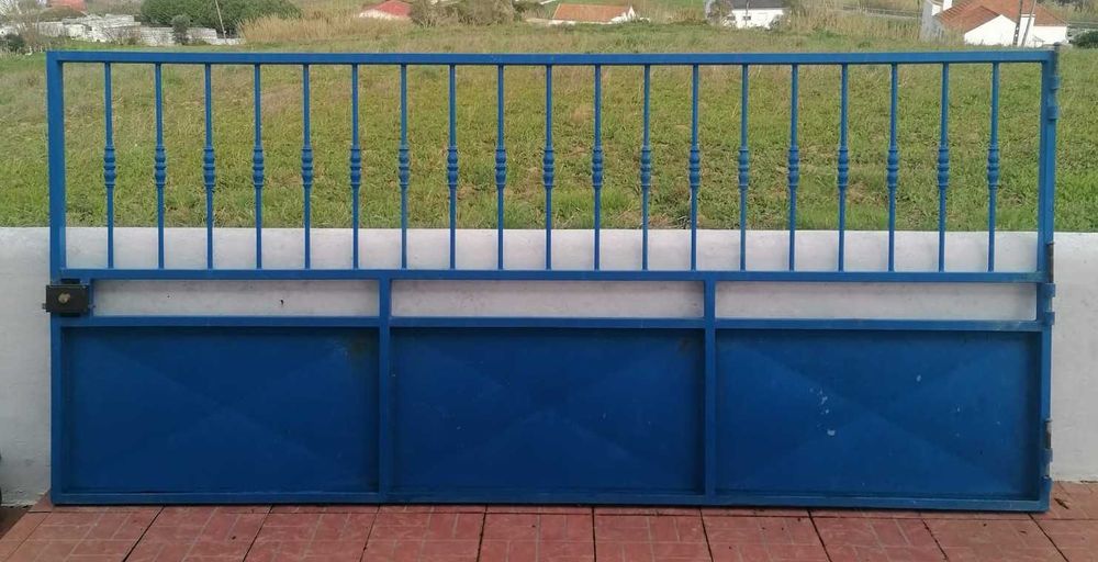 Portão em Ferro tratado com dobradiças e fechadura. Bom estado