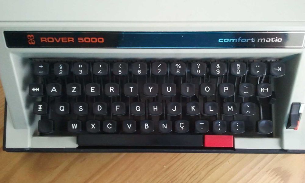Máquina de escrever Rover 5000 para colecionador.