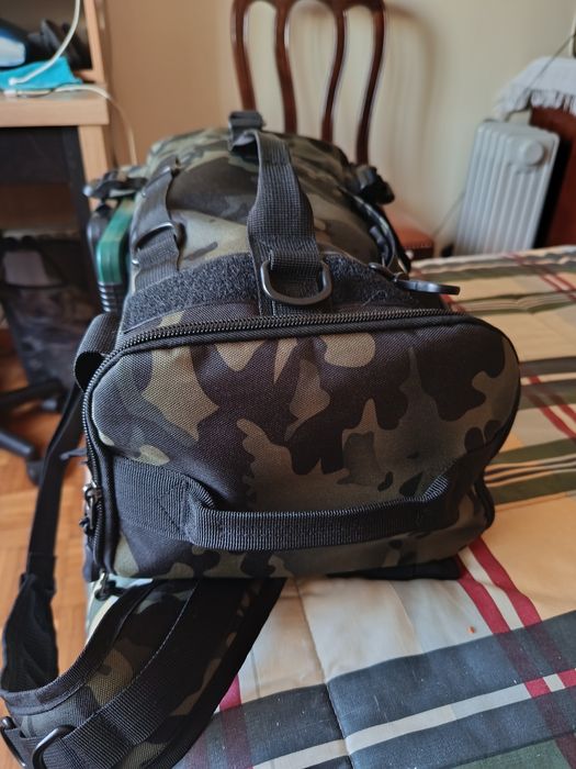 Disponível para venda Mochila para a pesca.