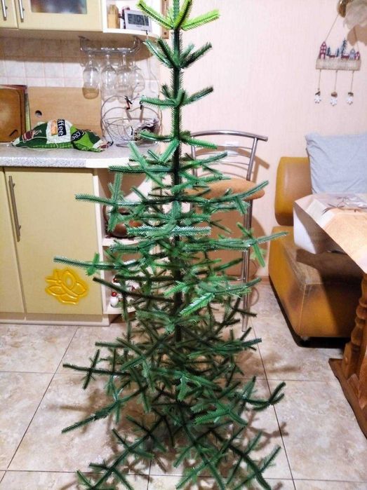 Ялинка  штучна  поліетиленова, розбірна , 150 сантиметрів ,з !975 року