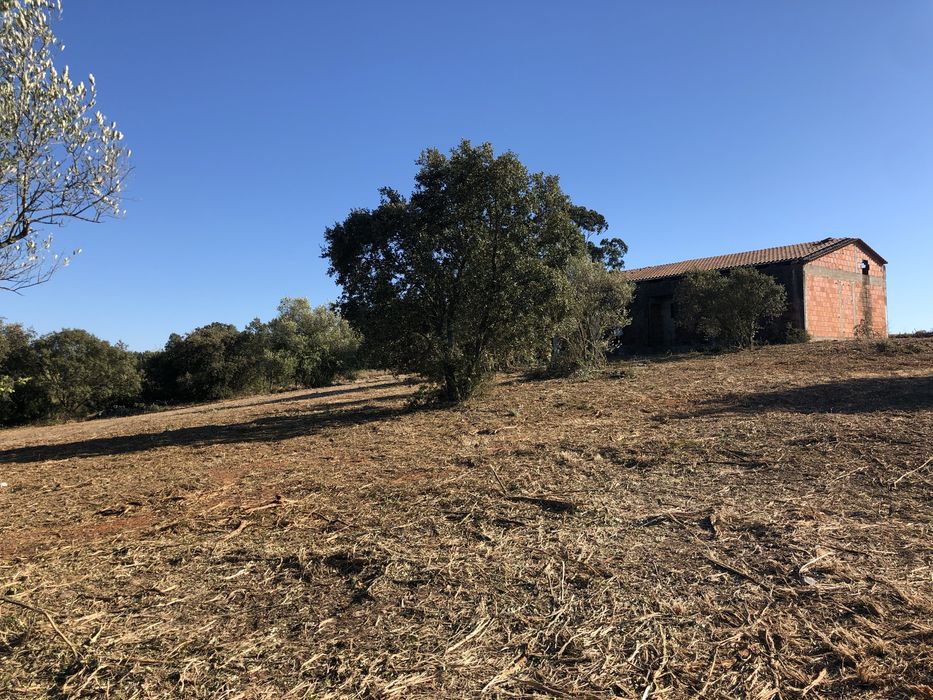 Quinta rustica 4320 m , com moardia t3 c permissao para finalizar obra