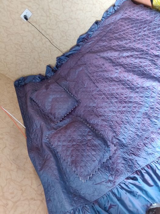 Покрывало с подушками для кровати