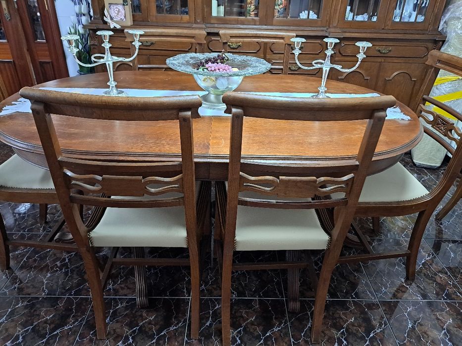 Mesa de jantar extensivel  + 8 cadeiras