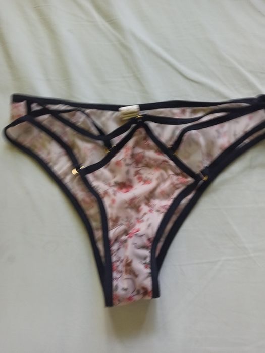 Półprzezroczyste majtki damskie używane z ozdobnymi paskami