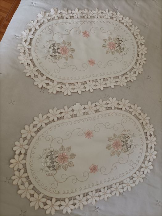 Conjunto de 2 naperons bordados