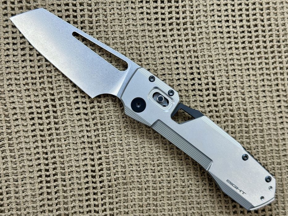 Унікальний ніж з механікою на магнітах Winterblade 8eight Titanium