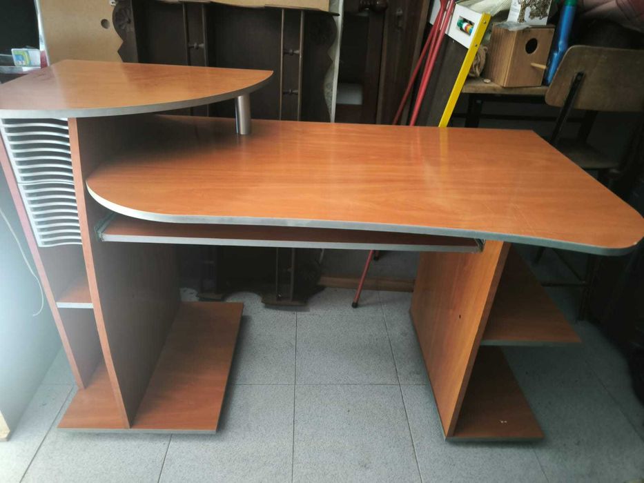 Secretária de Computador com Prateleiras e Tabuleiro Deslizante
