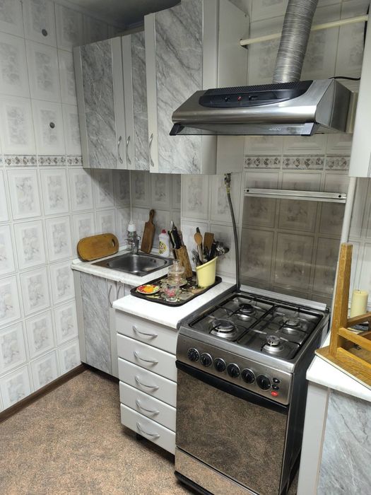 Продам 3 комнатную квартиру с ремонтом мебелью и техникой  17кв.