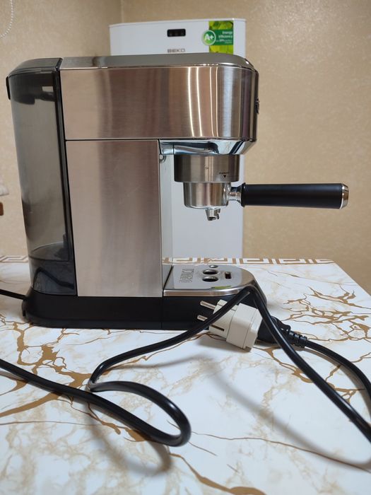 Кавоварка "De'Longhi Dedica Arte EC 685.M."