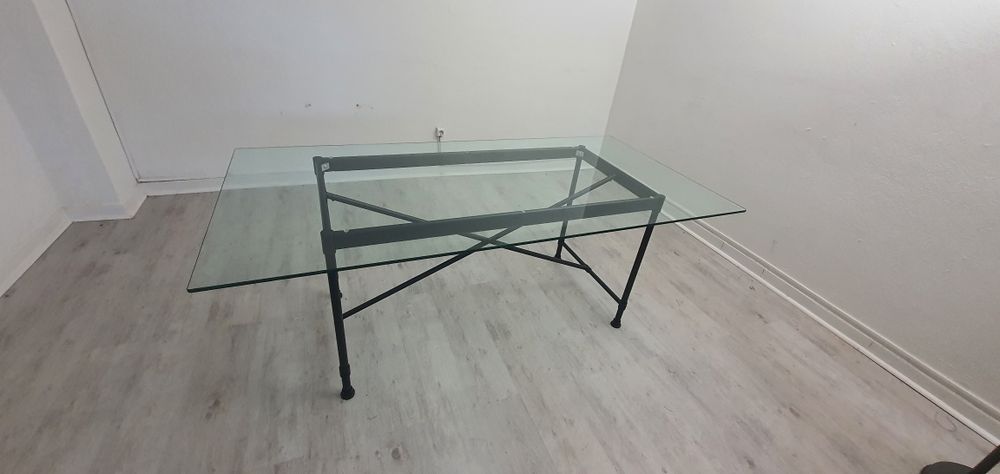 Mesa em vidro com base metálica