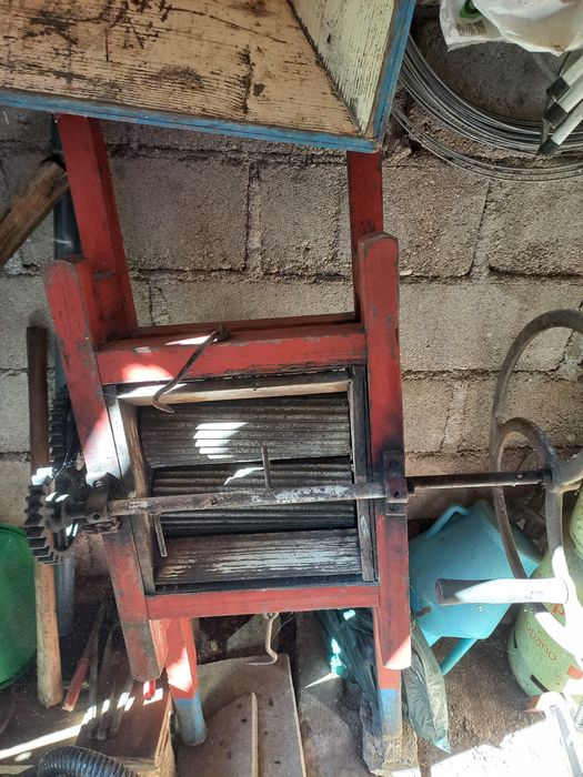 Esmagadora de vinho manual + enrolhador.