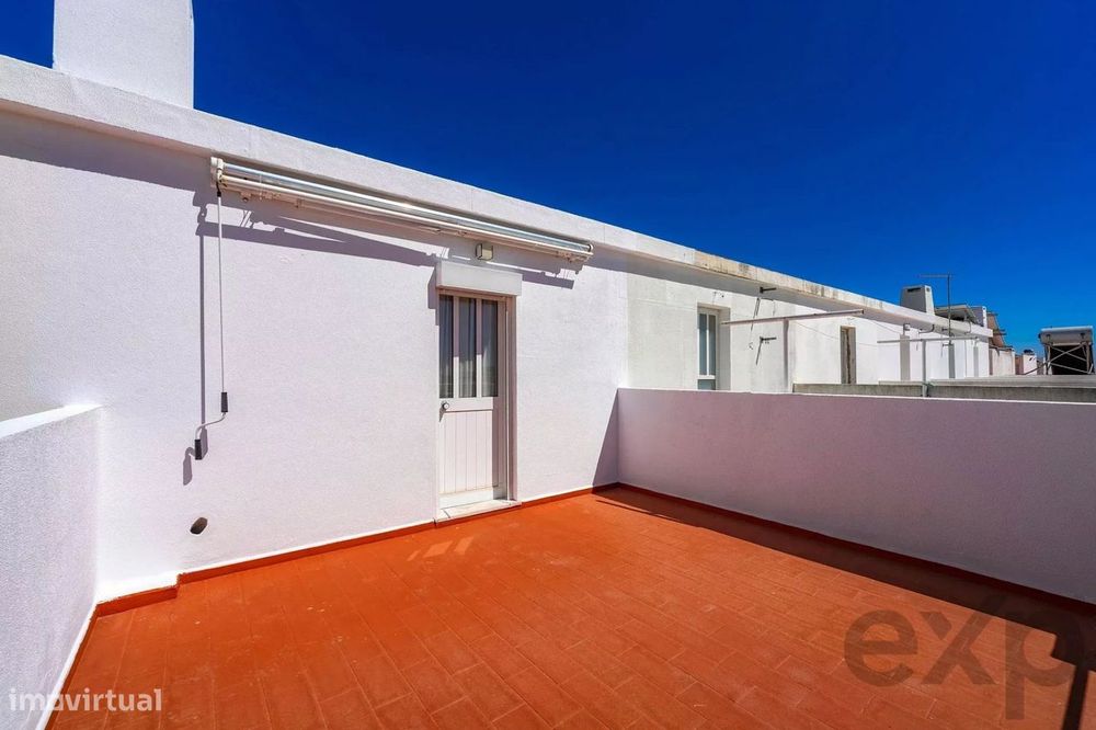 Moradia T2+1 com quintal e terraços com vista mar em Olhão, junto à Ri