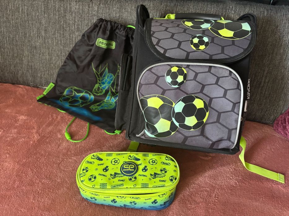 Plecak/ tornister szkolny. Piórnik. Worek na obuwie. Piłka nożna.