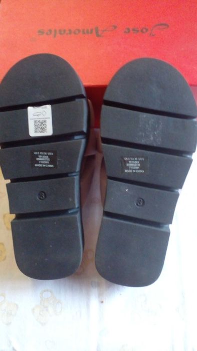 Продаются женские шлепанцы. Размер 37 на 36.