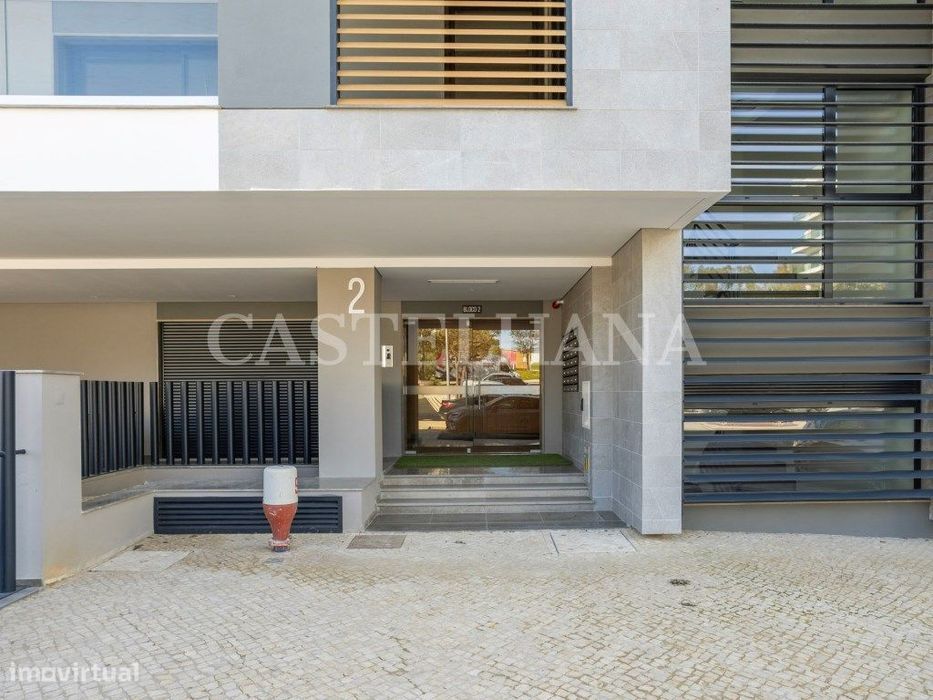Apartamento T2 duplex, com varanda, em Faro