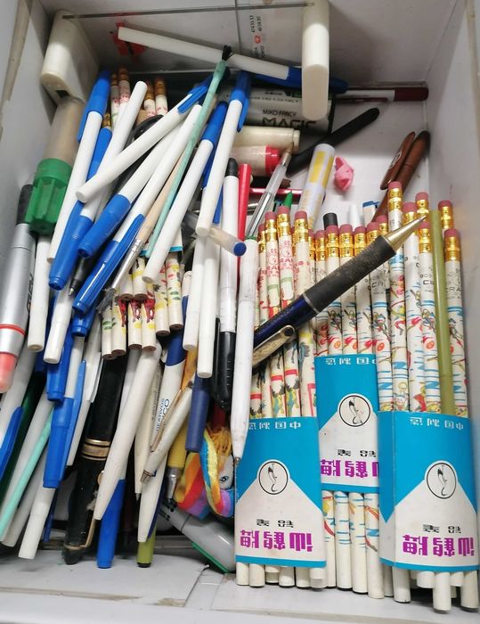 Canetas, lapis e borrachas, lote todo na cx, com mais de 200 peças, por 5€