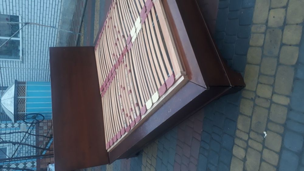 ліжко дерев'яне в доброму стані