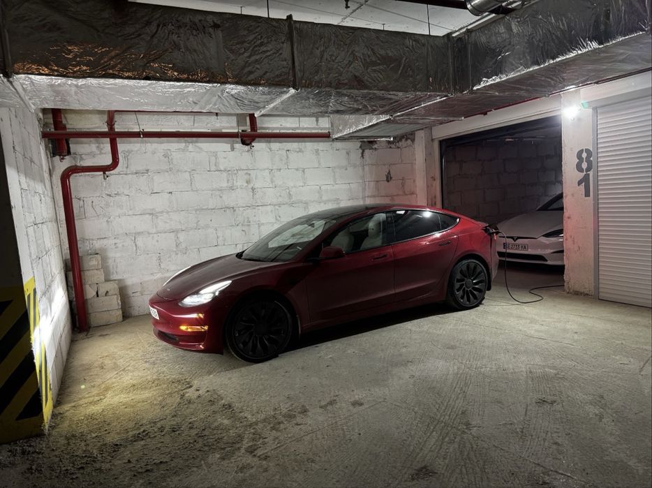 Продається гараж + паркомісце в паркінгу Сузірʼя  біля ТЦ Майдан