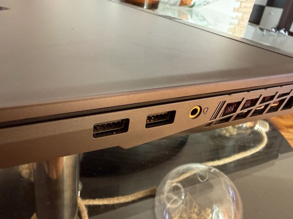Laptop msi VECTOR16 hx ai