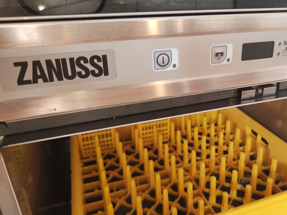Máquina de Lavar Loiça Profissional Electrolux (Zanussi) – Como Nova!
