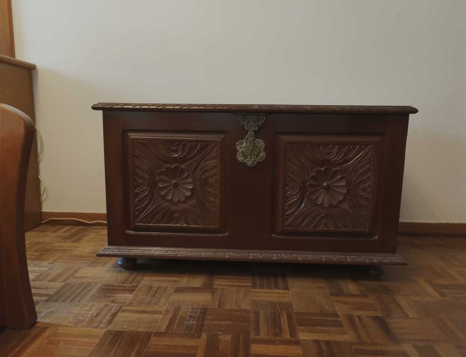 Arca rústica ornamentada em madeira