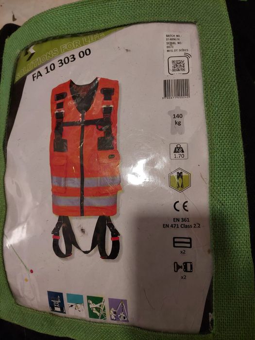 Arnês com colete refletor laranja