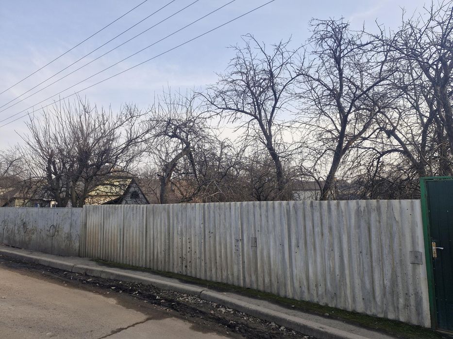 Продається 1/2 житлового будинку з ділянкою 10 соток та маленьким пруд