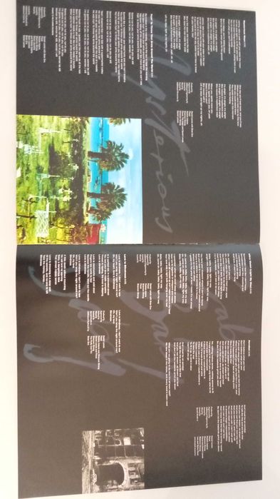 Livro Achtung Baby dos U2 com fotos e letras.