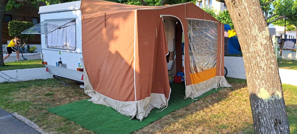 Caravana rebativel com avançado .