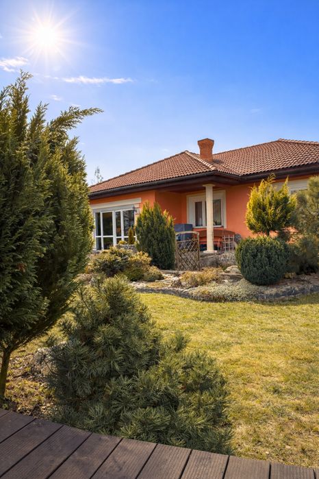 Elegancki dom w otoczeniu zieleni - Biskupice