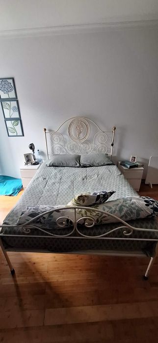 Cama de casal com mesinhas de cabeceira em ferro