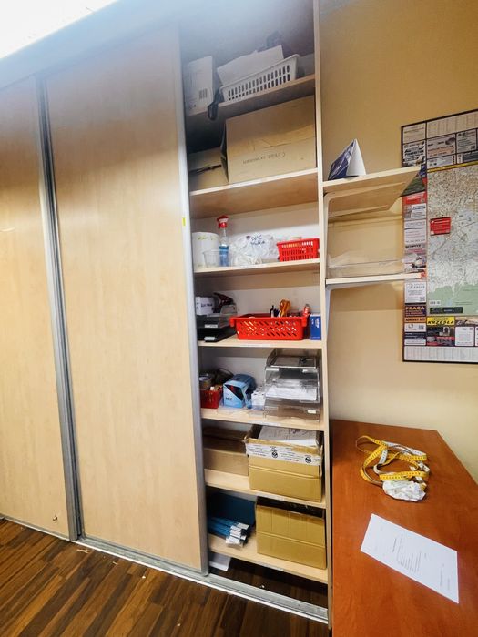 Ogromna szafa zasuwna.