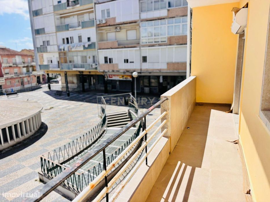 Arrendamento T2 Renovado em Almada com Varanda e Luz Natural