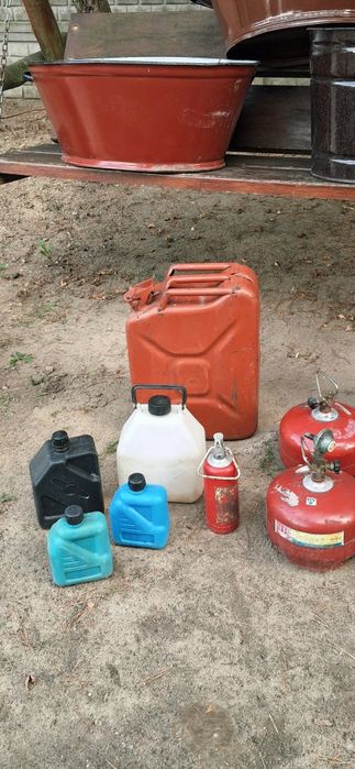Butle na gaz i chłodnicza i kanistry  pojemniki z czasów PRL