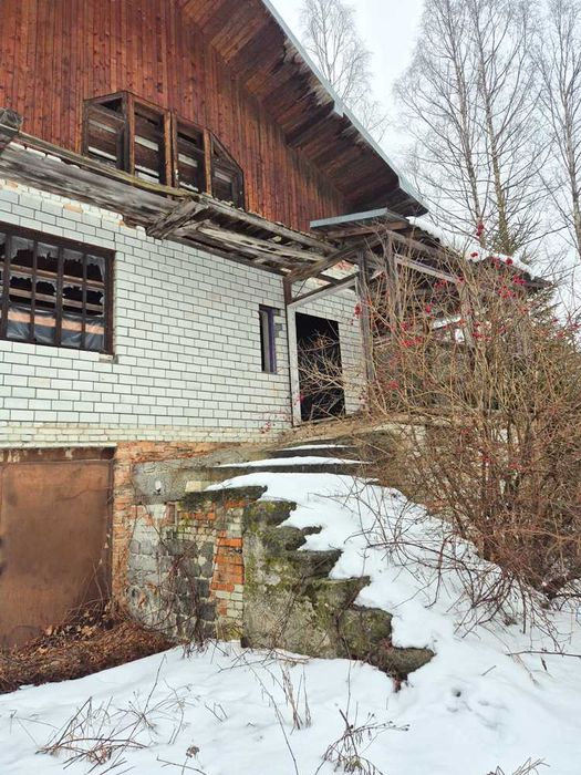 Будинок з ділянкою біля гір