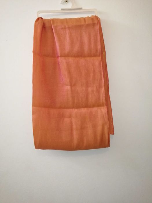 Vestido de cerimónia com encharpe