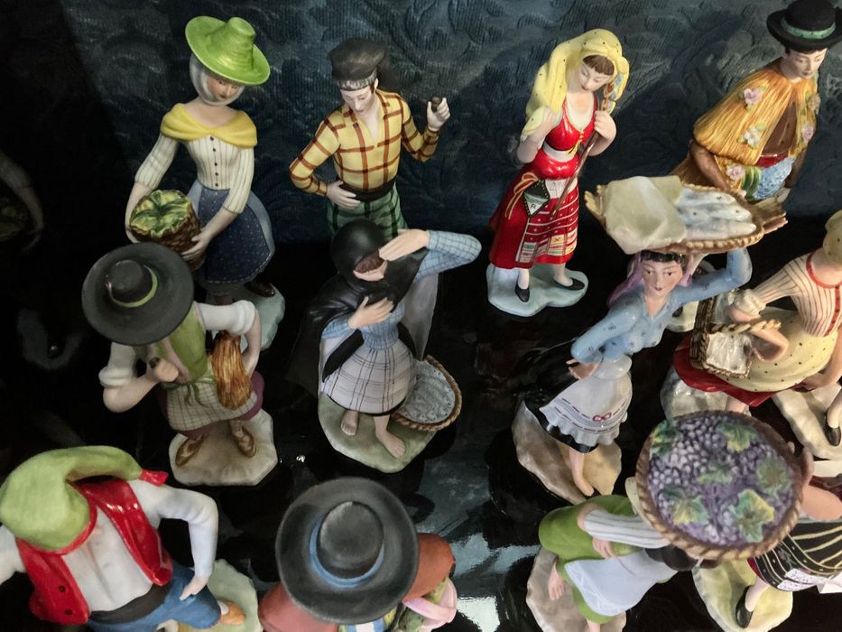 Trajes de Portugal coleção completa 13 peças porcelana pintura manual ,anúncios abaixo