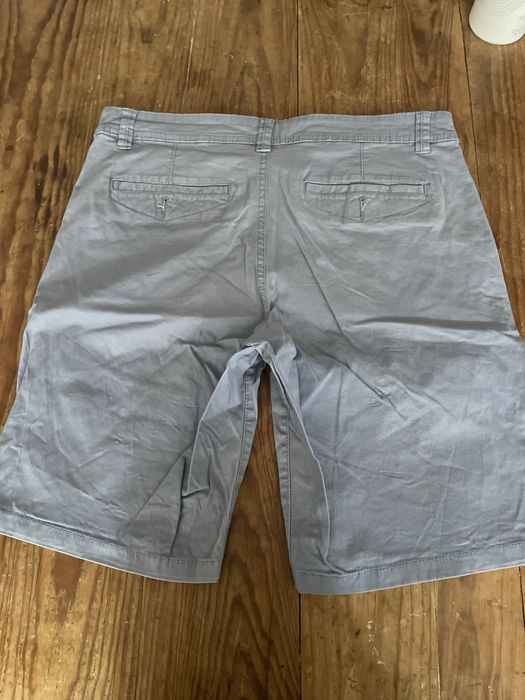 Calções azuis com o look perfeito para o verão