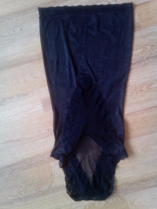 Платье с красивым вырезом на спине, закрытым сеткой