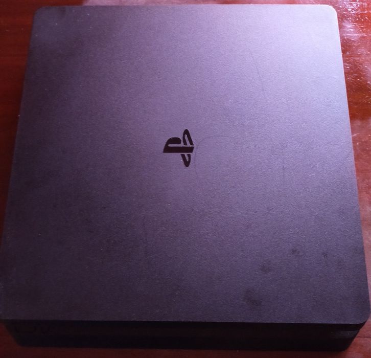 Vendo PS4 com comando e capa e com dois jogos