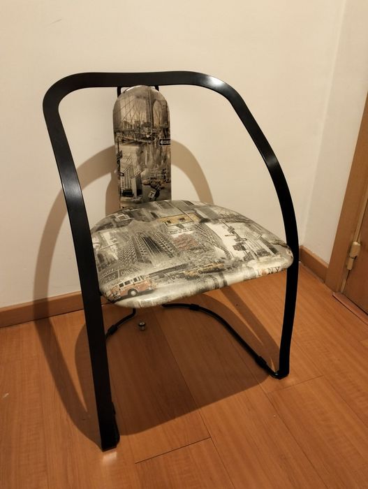 Mesa de sala em vidro preto com 4 cadeiras em ferro lacado
