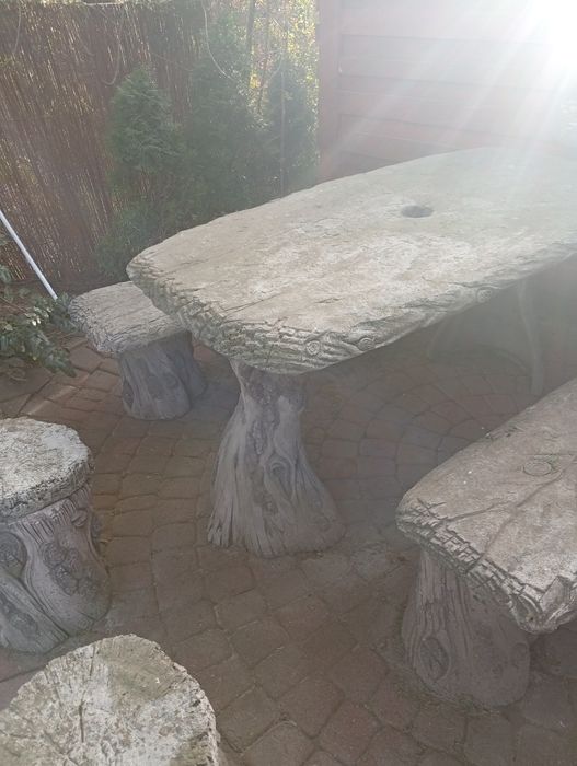 Stół betonowy z ławkami