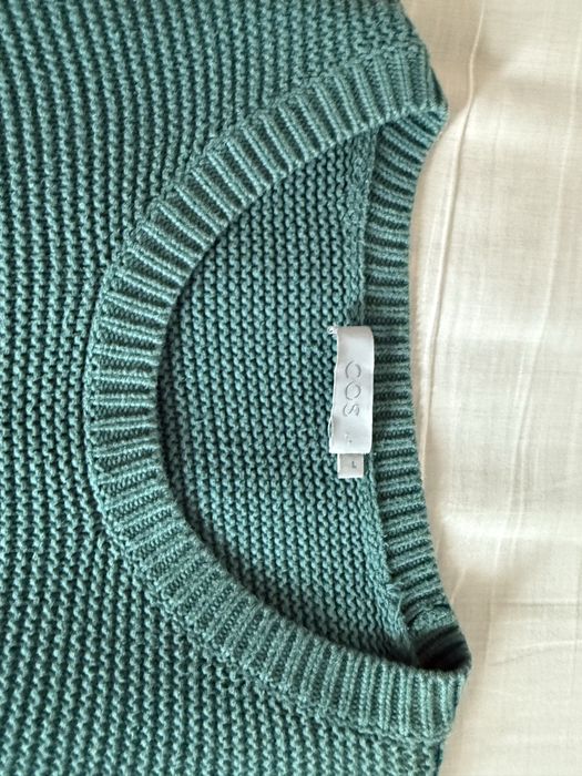 Zielony sweter COS
