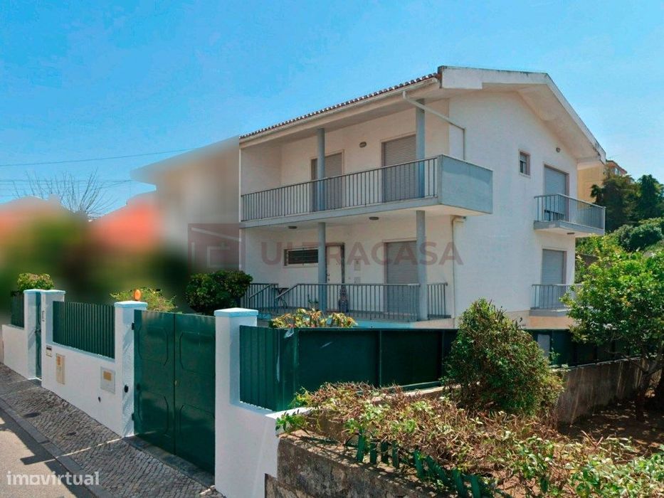 Vende-se Moradia V4 renovada com terraço, churrasqueira e horta a 5...