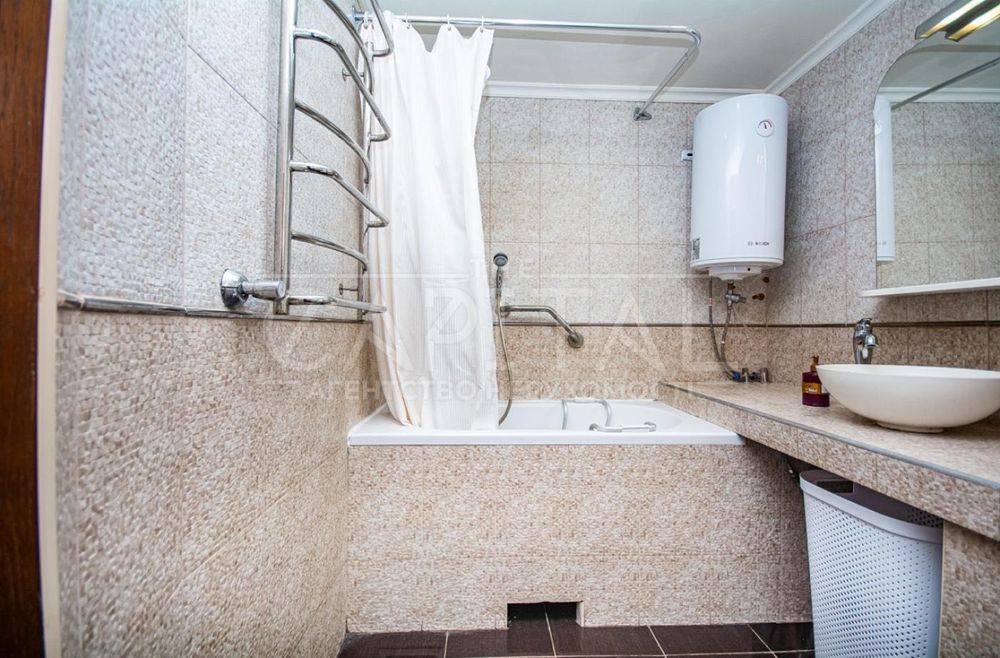 Продаж Фасад! Перший Поверх! Науки 86! Голосіївській Район! 995$ за м²