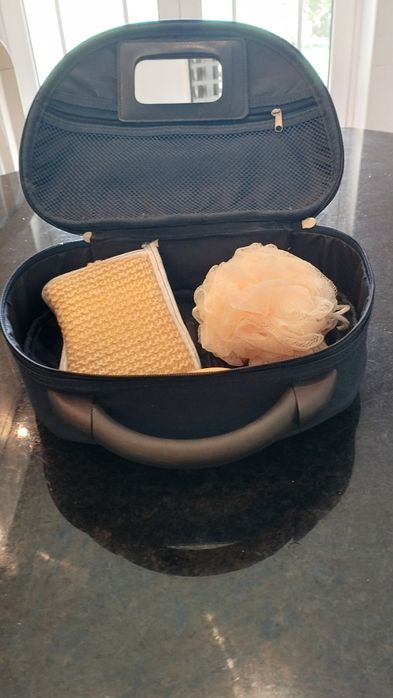 Malinha de viagem com alguns artigos de higiene