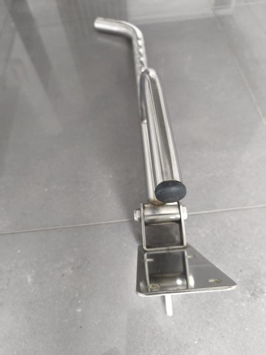 Barra articulada de fixação à parede para WC em aço inoxidável.