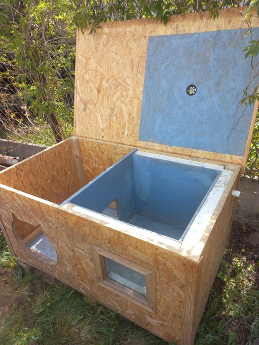 Duża buda dla psa lub kota lub razem.