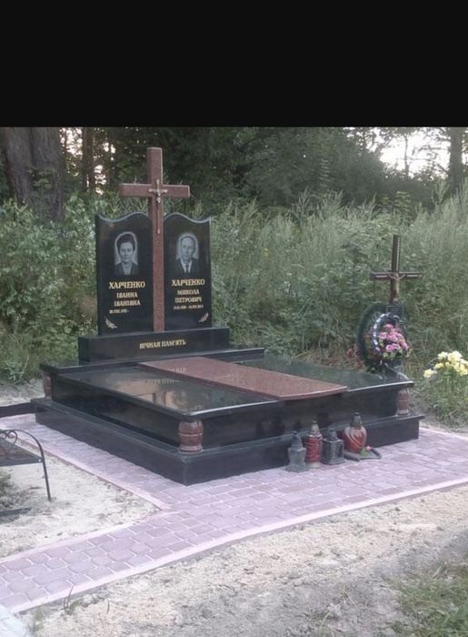 Укладання бруківкою навкруг  пам'ятників